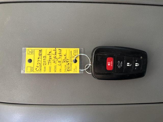 Photo of 2023 Moon Dust Toyota Highlander Hybrid