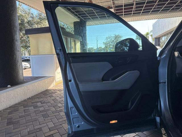 Photo of 2023 Moon Dust Toyota Highlander Hybrid