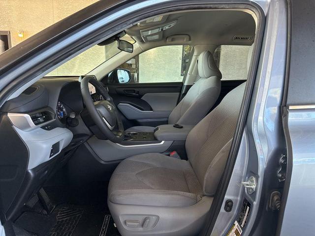 Photo of 2023 Moon Dust Toyota Highlander Hybrid