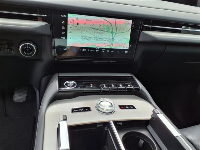 Photo of 2025 White Lincoln Navigator