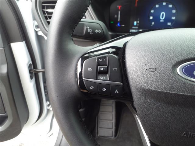 Photo of 2024 Oxford White Clearcoat Ford Escape