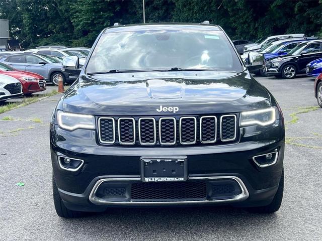 Photo of 2017 Diamond Black Crystal Pearlcoat Jeep Grand Cherokee