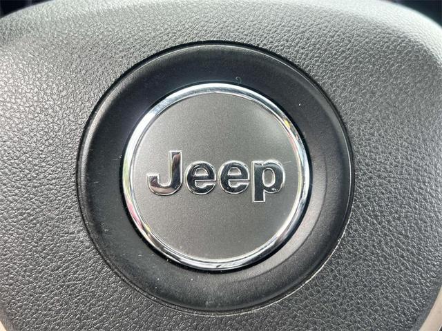 Photo of 2017 Diamond Black Crystal Pearlcoat Jeep Grand Cherokee