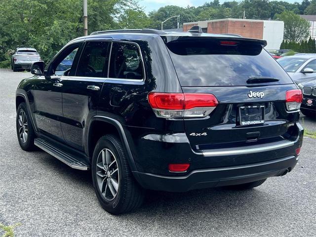 Photo of 2017 Diamond Black Crystal Pearlcoat Jeep Grand Cherokee