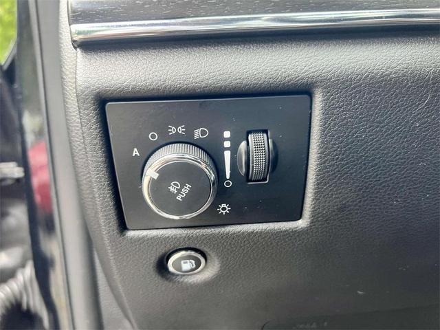 Photo of 2017 Diamond Black Crystal Pearlcoat Jeep Grand Cherokee