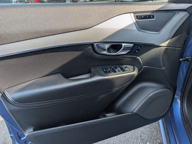 Photo of 2016 Bursting Blue Metallic Volvo XC90