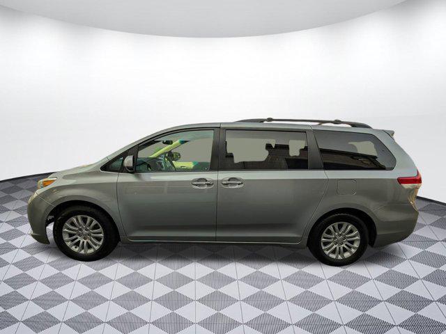 Photo of 2011 Silver Sky Metallic Toyota Sienna