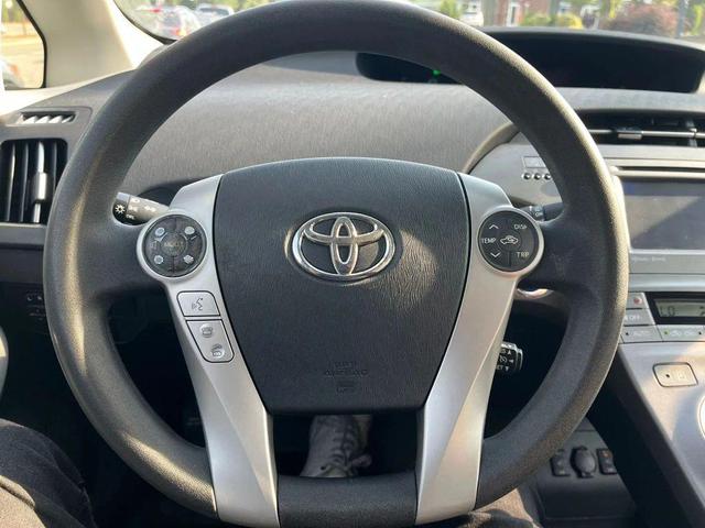 Photo of 2013 White Toyota Prius Plug-in