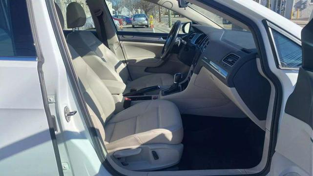 Photo of 2017 Pure White Volkswagen Golf Alltrack