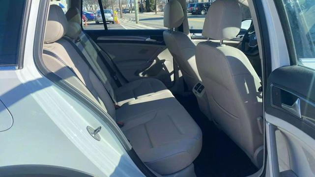 Photo of 2017 Pure White Volkswagen Golf Alltrack