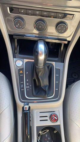 Photo of 2017 Pure White Volkswagen Golf Alltrack