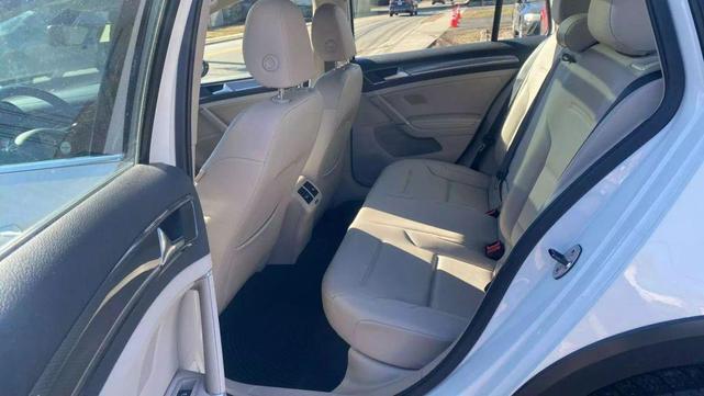 Photo of 2017 Pure White Volkswagen Golf Alltrack