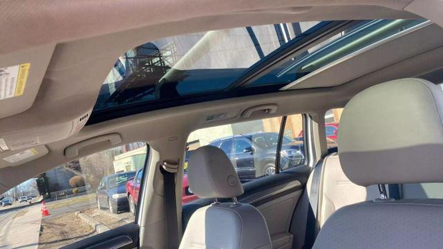Photo of 2017 Pure White Volkswagen Golf Alltrack