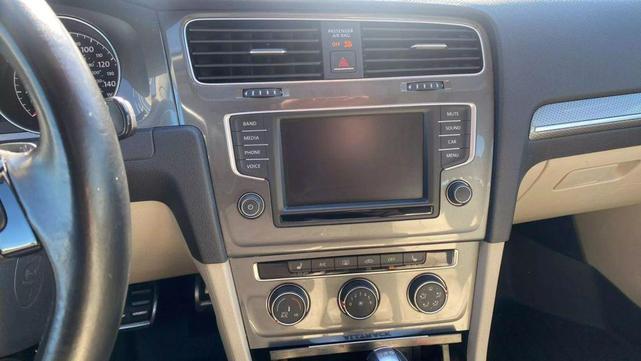 Photo of 2017 Pure White Volkswagen Golf Alltrack