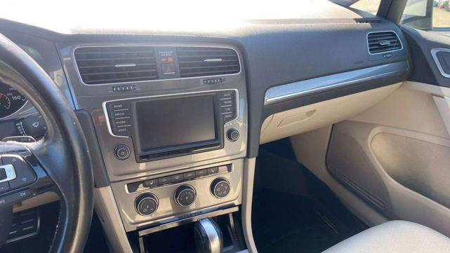 Photo of 2017 Pure White Volkswagen Golf Alltrack