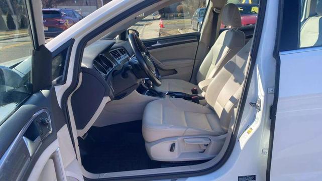 Photo of 2017 Pure White Volkswagen Golf Alltrack