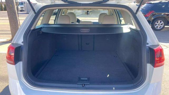 Photo of 2017 Pure White Volkswagen Golf Alltrack