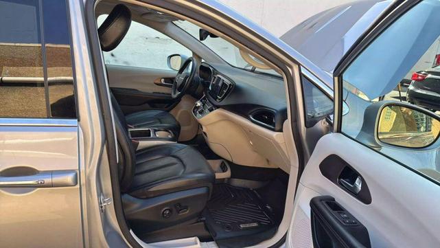 Photo of 2018 Billet Silver Metallic Clearcoat Chrysler Pacifica