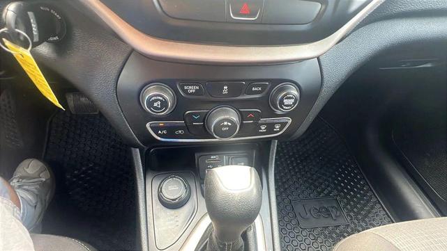 Photo of 2015 White Exterior Jeep Cherokee