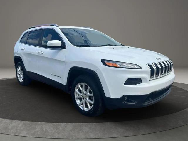 Photo of 2015 White Exterior Jeep Cherokee