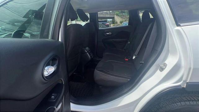 Photo of 2015 White Exterior Jeep Cherokee