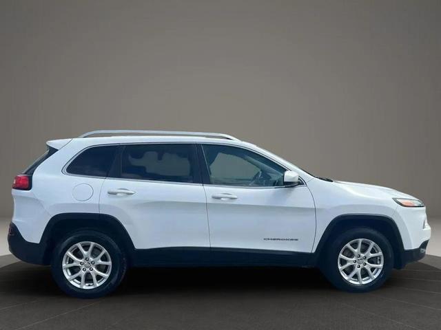 Photo of 2015 White Exterior Jeep Cherokee