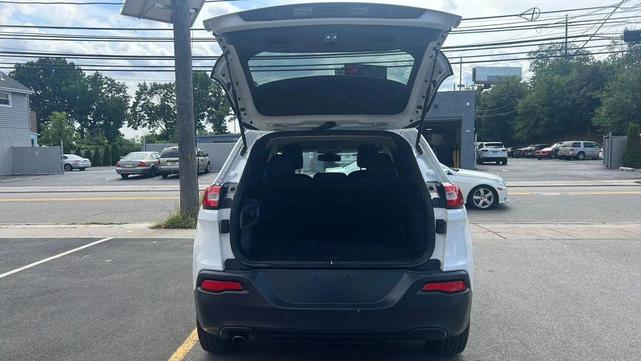 Photo of 2015 White Exterior Jeep Cherokee