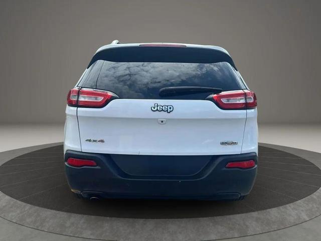 Photo of 2015 White Exterior Jeep Cherokee
