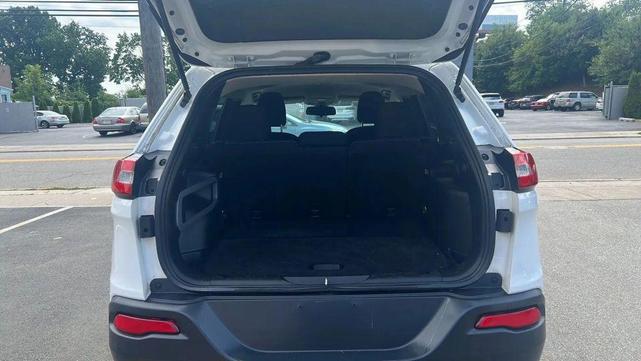 Photo of 2015 White Exterior Jeep Cherokee