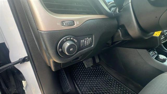 Photo of 2015 White Exterior Jeep Cherokee