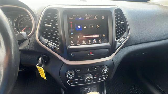 Photo of 2015 White Exterior Jeep Cherokee