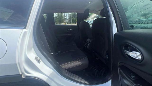 Photo of 2015 White Exterior Jeep Cherokee
