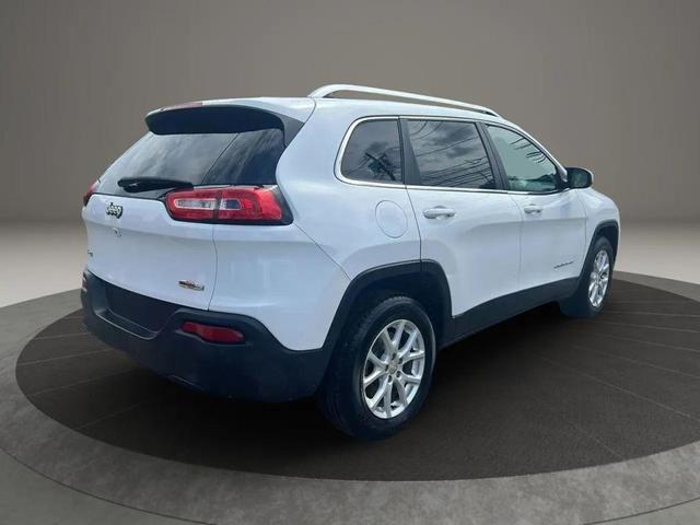 Photo of 2015 White Exterior Jeep Cherokee