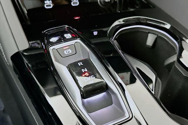 Photo of 2025 Glacier White Metallic Audi Q5