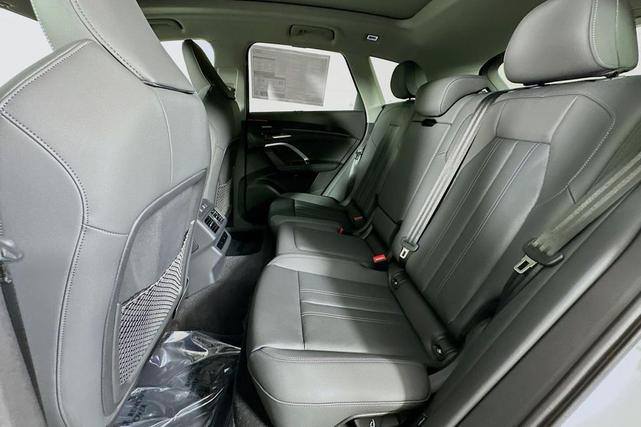 Photo of 2025 Glacier White Metallic Audi Q5