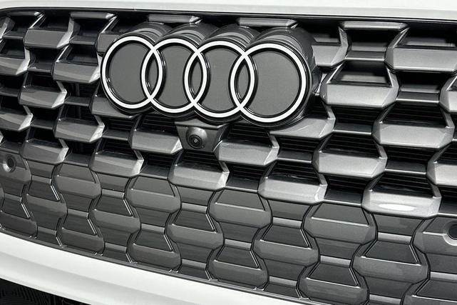 Photo of 2025 Glacier White Metallic Audi Q5