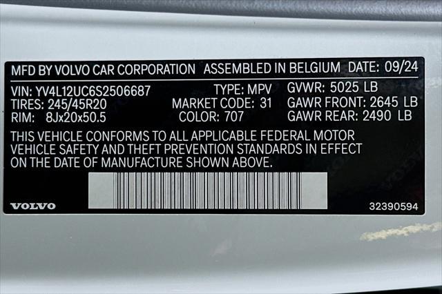 Photo of 2025 Crystal White Pearl Volvo XC40