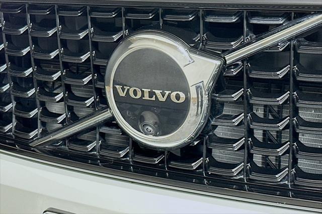 Photo of 2025 Crystal White Pearl Volvo XC40