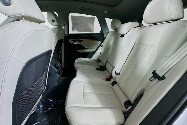 Photo of 2025 Glacier White Metallic Audi Q5