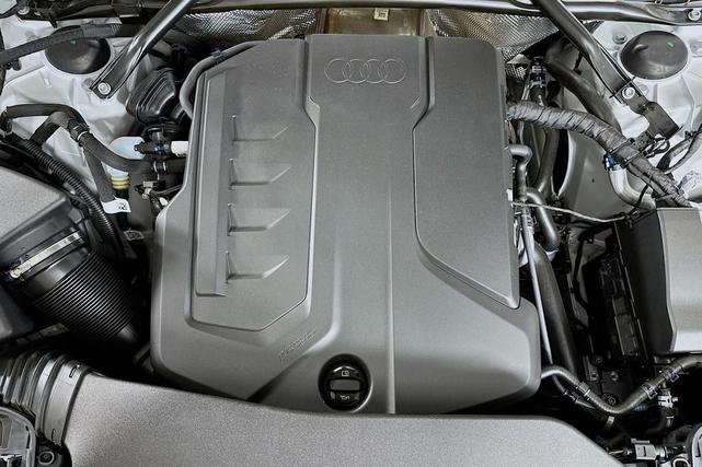 Photo of 2025 Glacier White Metallic Audi Q5
