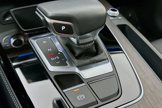Photo of 2025 Glacier White Metallic Audi Q5