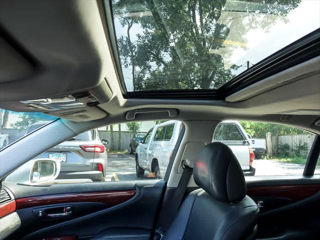Photo of 2007 Mercury Metallic Lexus LS 460
