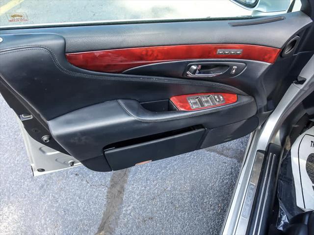 Photo of 2007 Mercury Metallic Lexus LS 460