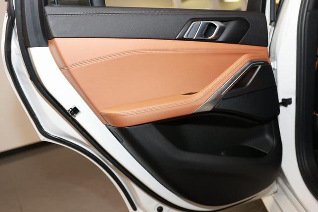 Photo of 2022 Alpine White BMW X6