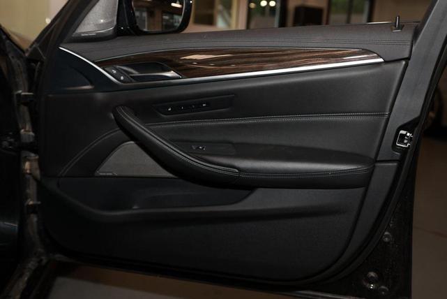 Photo of 2020 Black Sapphire Metallic BMW M5