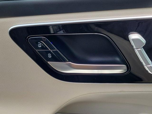 Photo of 2024 Black Mercedes-Benz GLC 300