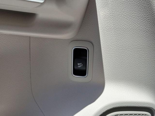 Photo of 2025 Polar White Mercedes-Benz GLB 250