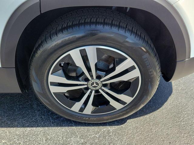 Photo of 2025 Polar White Mercedes-Benz GLB 250
