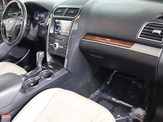 Photo of 2016 White Platinum Metallic Tri-Coat Ford Explorer