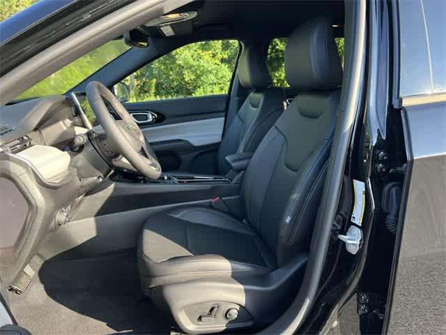 Photo of 2024 Diamond Black Crystal Pearlcoat Jeep Compass